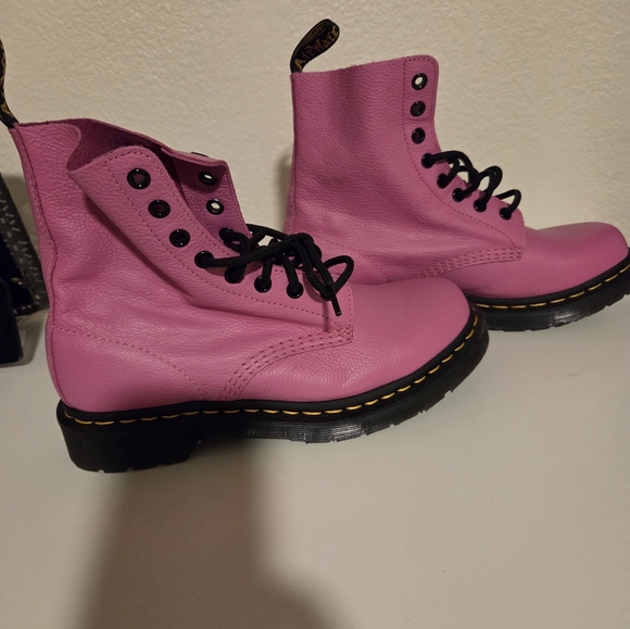 Dr. Martens Pascal Soft Pink Leather Boots Womens 8 New No Box - Picture 2 of 4